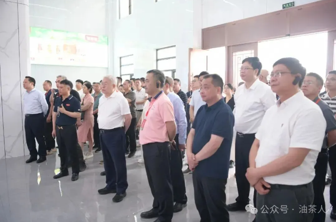 首届全国油茶产业发展大会与会人员到高安市参观调研